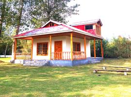 Riverside Attic Cottage - Country Club Balakot，位于Bālākot的度假村