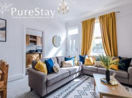 Beautiful Pontefract House w/ Parking Sleeps 12 by PureStay，位于庞特佛雷特的酒店