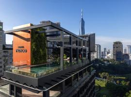 Hotel Indigo Kuala Lumpur on the Park by IHG，位于吉隆坡的带停车场的酒店