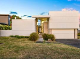 Architectural masterpiece, private beach access，位于Omaha的酒店