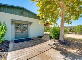 Secluded Blanco Home with Private River Access!，位于Blanco的酒店
