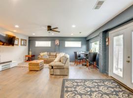 Private Patio and Lake Views Home in Decatur，位于Fairington的酒店