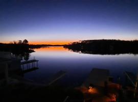 Falcon's Nest Lakefront Hopatcong，位于Andover的酒店