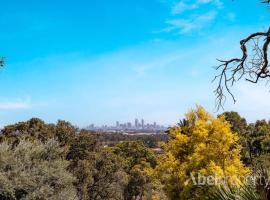 Hillside Retreat- Your Tranquil Home Away，位于Greenmount的酒店