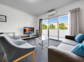 Spacious 2-Bed Conveniently by Lake Tuggeranong，位于Tuggeranong的酒店