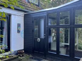 AppleFlower farm house and anneks with garden，位于Allerød的酒店