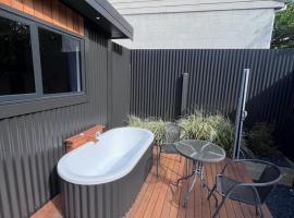 Cosy Apartment with Outdoor Private Bath for 2，位于提马鲁的酒店