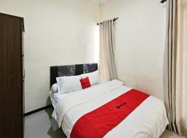 RedDoorz Syariah Nanna Homestay Near Dino Park，位于特勒贡的酒店