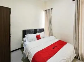 RedDoorz Syariah Nanna Homestay Near Dino Park