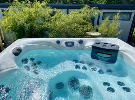 2 Bedroom Tiny Home Retreat with Hot Tub!，位于罗托鲁瓦的酒店