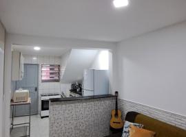 Casa 1 quarto a 10 minutos da praia，位于维拉维尔哈的酒店