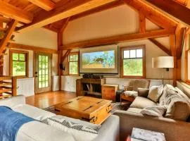 Private Woodland Retreat with Cedar Hot Tub & Mt View