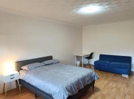 Spacious Queen Room in Large Merrylands Home with Sofa Bed - M2，位于Merrylands的酒店