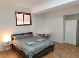 Cozy Queen Room in Spacious Home in Merrylands - M3，位于Merrylands的酒店