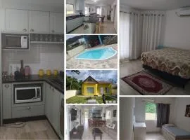 casa 700m da praia, ideal para família, 3 quartos , piscina, ar condicionado, churrasqueira, wi fi, estacionamento, até 10 pessoas,
