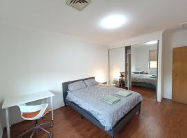 Cozy Queen Room in Spacious Merrylands Home - M7，位于Merrylands的酒店