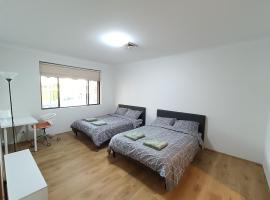 Cozy Family Room with Private Bathroom in Spacious Home - M8，位于Merrylands的酒店