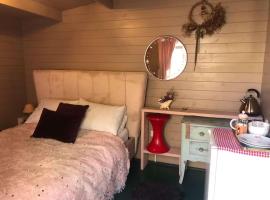 The Dairy - Seaside Couples Escape in Whitstable，位于惠茨特布尔的酒店