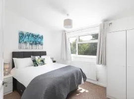 Garden Escape Spacious 2 Bed with Parking