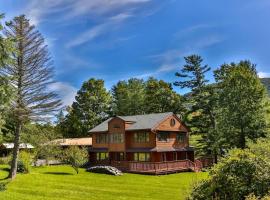 Stream-Side Atrium Home with Side Rooms & Pool Table，位于亨特的酒店