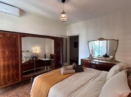 Sweat Home -New 5 star- Holiday Home，位于莱科的酒店