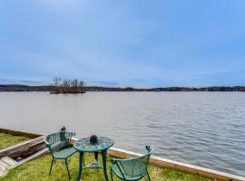 Lake Views and Dock Access - Pittsfield Cottage!，位于皮茨菲尔德的酒店