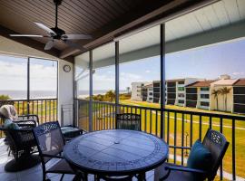 Beachfront Condo at Loggerhead Cay with Vaulted Ceilings，位于萨尼贝尔的公寓