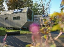 Tiny House Pioneer 1 - Green Tiny Spot Friesland，位于绍尔滕斯的酒店