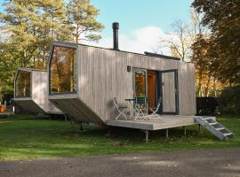 Tiny House Pioneer 2 - Green Tiny Spot Friesland，位于绍尔滕斯的酒店