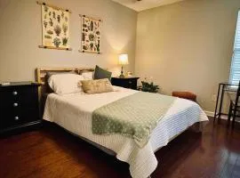 Comfy & Close Studio Apt Private Entry & Kitchen