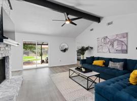 Super Comfy Home with Hot Tub!，位于圆石城的酒店