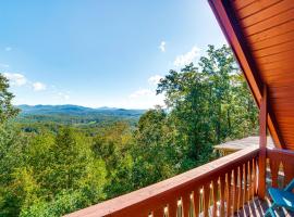 Mtn-View Cottage with Deck and Grill in Dahlonega，位于达洛尼加的酒店