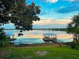 Red Beach Lake Escape，位于赛百灵的酒店