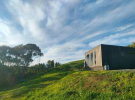 Ngahere Views - Rural Cabin 5 min drive to Raglan township，位于拉格伦的酒店