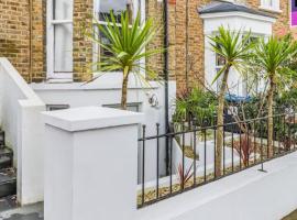 Stunning, stylish garden flat in the heart of Wimbledon，位于伦敦的酒店