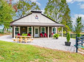 Loretto Cottage on Bourbon Trail with Fire Pit，位于Loretto的酒店