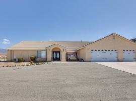 Furnished Patio Pet-Friendly Home in Pahrump!，位于帕伦普的酒店