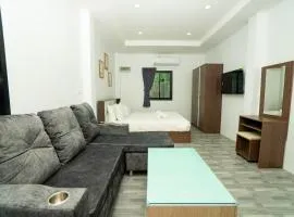 Lovely 2 Bed share Pool Apt near Beach