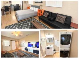 Central Private King Suit Washer Dryer 2 Miles to Hospital，位于温特黑文的酒店