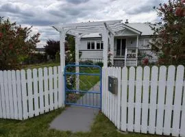 Amiens Cottage. Queenslander, charming, central.