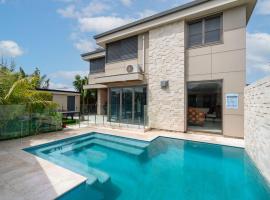Clifftop Luxury with Pool，位于凯阿玛的酒店