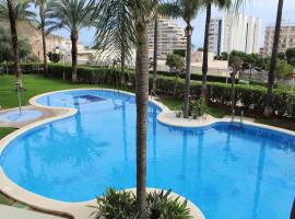 Apartamento en la playa con terraza, piscina y parking，位于库列拉的酒店