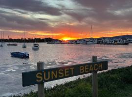 Sunset Beach House 100mtrs to the Beach 3 Bedroom，位于士兵点的酒店