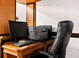 底特律沃伦/斯特林高地戴斯套房酒店