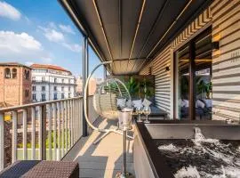 Terrazza con Jacuzzi e Vista Iconica sul Duomo