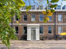 Amazing double frontedGeorgian house by the sea!，位于希尔内斯的酒店