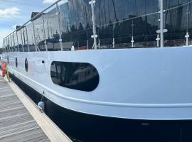 Lady Petra 2 Bedroom Luxury Barge，位于利物浦的酒店