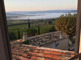 Lovely views in secret Provence，位于茹卡的酒店