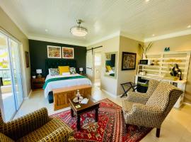 Calm Waters Guesthouse，位于普利登堡湾的带泳池的酒店