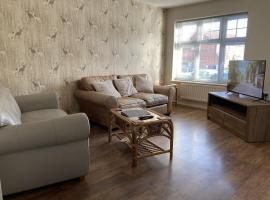 Quiet 3 bed semi with off street parking，位于Bingham的酒店